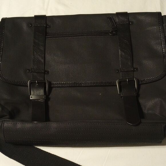 Kenneth Cole Reaction Messenger Bag - Picture 8 of 11